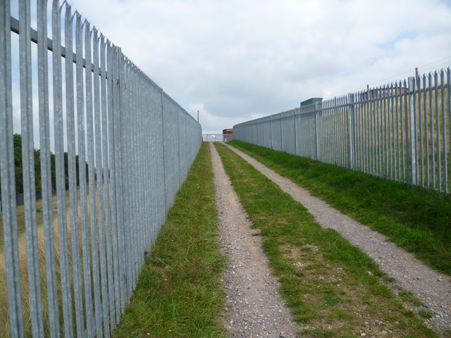 Path up to Staines Reservoirs from Stanwell Moor Road