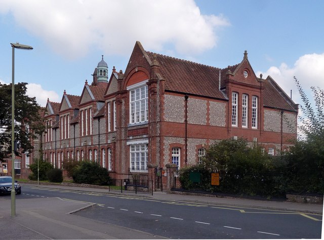 Fairfields Primary School, Basingstoke © Julian Osley :: Geograph ...