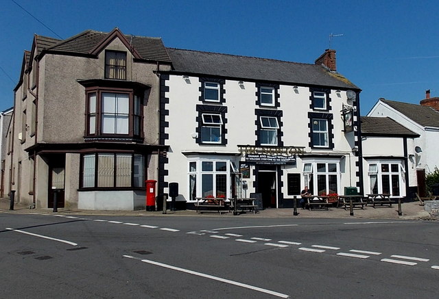 The Newton, Newton, Swansea © Jaggery :: Geograph Britain and Ireland