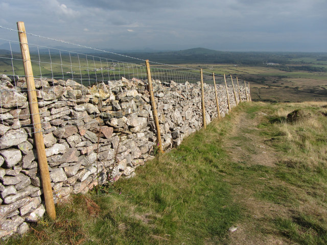 Wall and path near Tre'r Ceiri