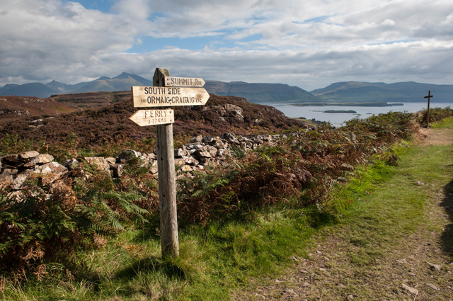 Waymarker on track to Ormaig