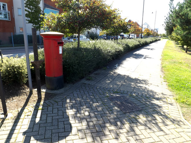 Path & Ravenswood Avenue Postbox