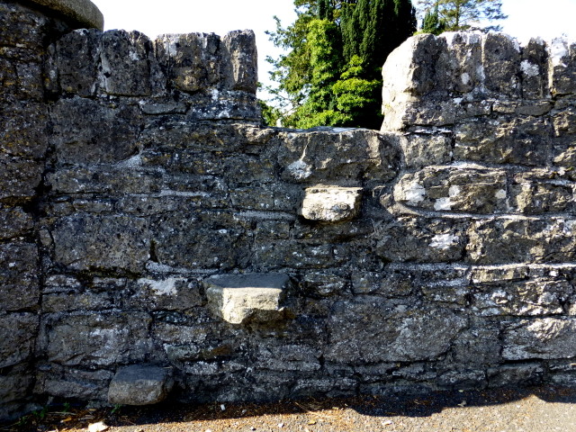 Built-in steps, Graveyard Wall