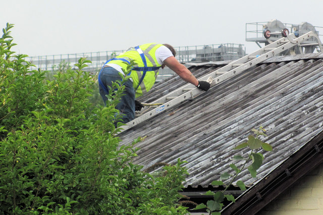 Removing the Roof of New Mill Social Centre, Tring