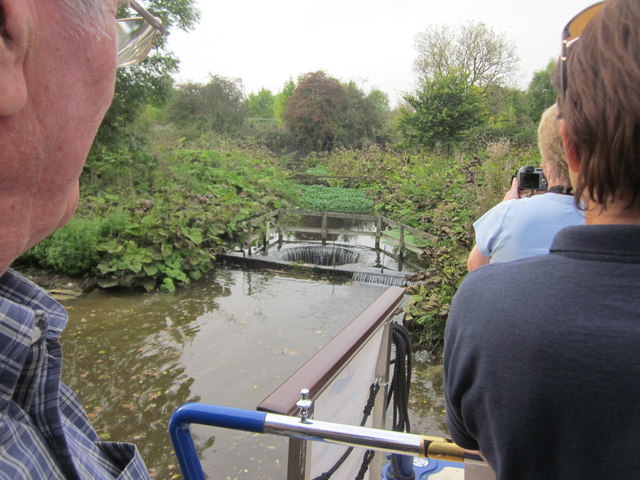 Circular sluice for stream crossing canal