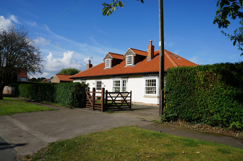 Bungalow at MytononSwale © Ian S ccbysa/2.0 Geograph Britain and