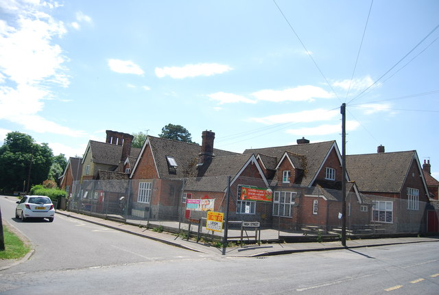 Leigh Primary School © N Chadwick cc-by-sa/2.0 :: Geograph Britain and ...