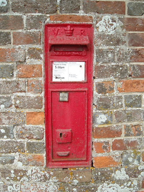 Victorian letterbox, Draycot Foliat © Vieve Forward cc-by-sa/2.0 ...