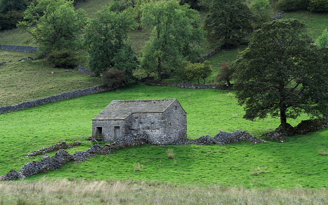 Barn on slope in Wharfedale