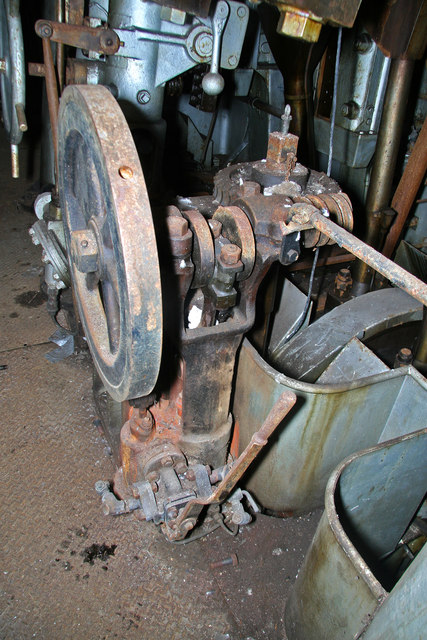 HMS Stalker - port engine room - turning... © Chris Allen :: Geograph ...