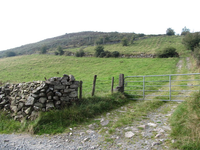 Field access lane on the western slopes of the valley