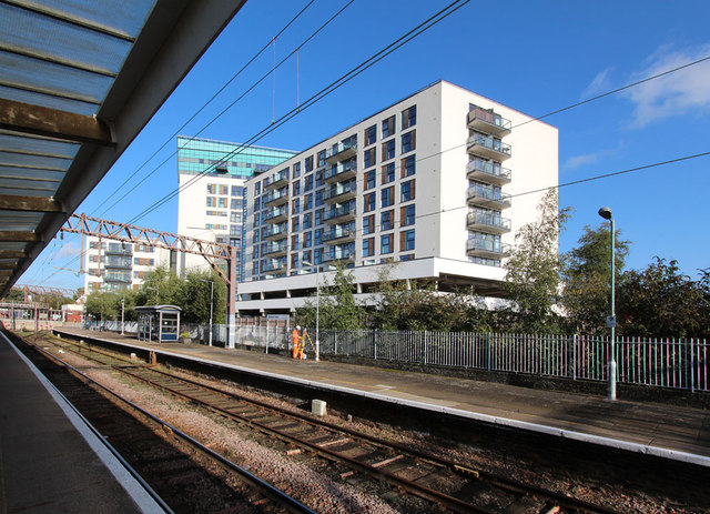 Enfield Town Station & Flats © John Salmon cc-by-sa/2.0 :: Geograph