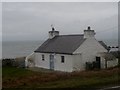 Bwthyn mewn man gwyntog / A cottage in a windswept location