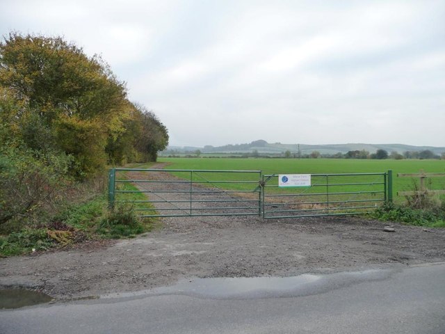 Gated field entrance, Manor Farm, Higham Gobion