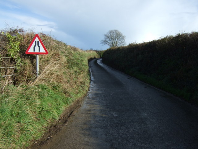 Road narrows near Tregavithick