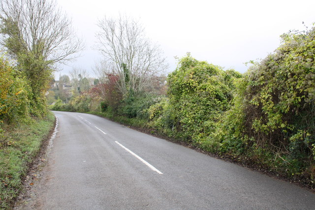 Minor road into Stonesfield from the west