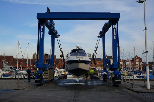 Dee Dee lifted out of Hull Marina