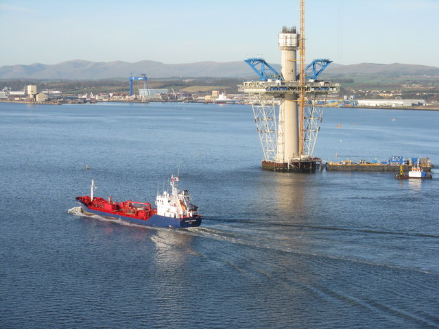 'Hanne Theresa' passing the central tower of the new bridge
