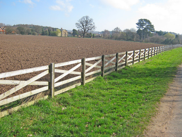 Fencing on the Thoresby Estate © Trevor Rickard cc-by-sa/2.0 ...