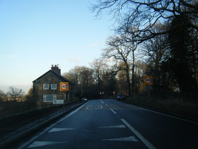 A632 eastbound at Lodge Cottages
