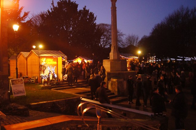 Christmas market crowd - Winchester © Given Up cc-by-sa/2.0 :: Geograph Britain and Ireland