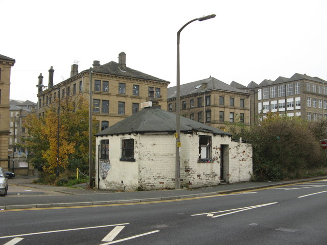 Derelict Former Cafe, Valley Road