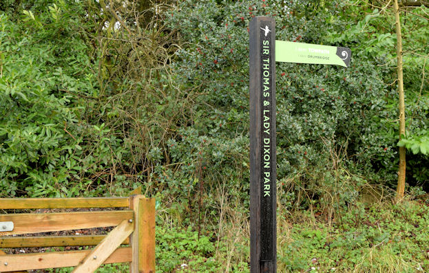 Dixon Park fingerpost sign, Dunmurry (January 2015)