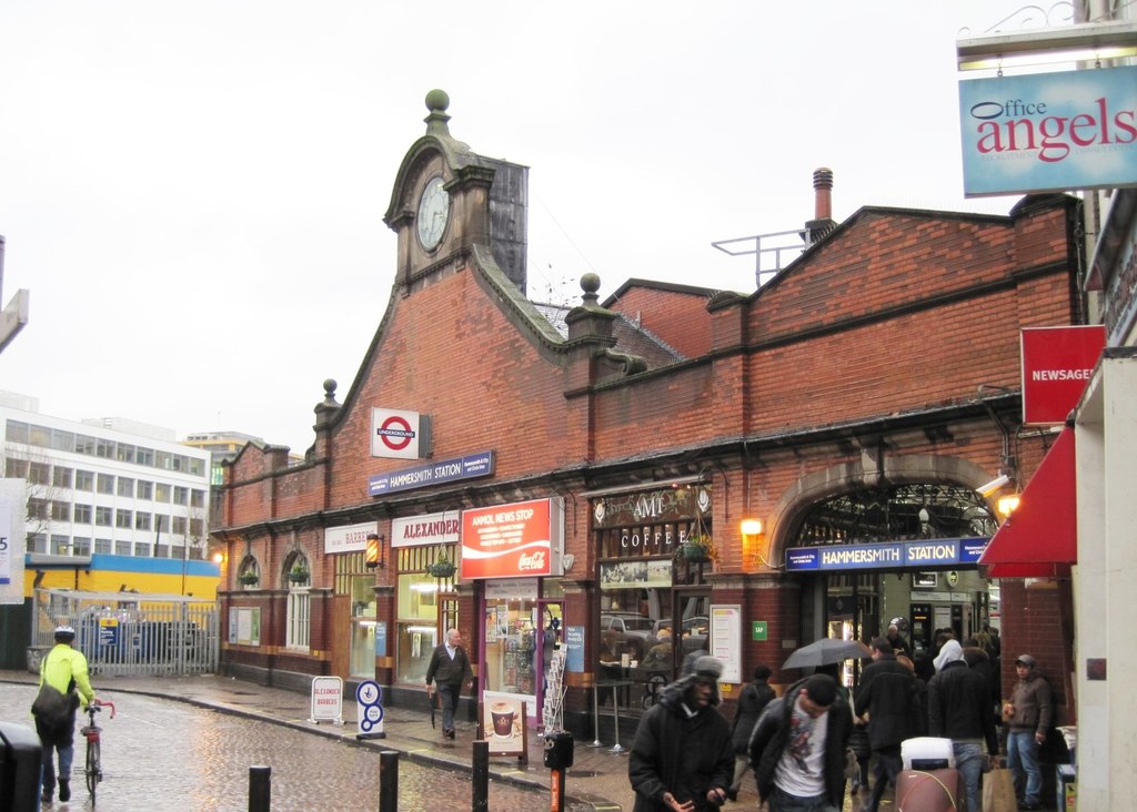 Hammersmith (Met) underground station,... © Nigel Thompson ccbysa/2.0