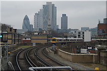 TQ3383 : View of a London Overground train rounding the corner into Hoxton station by Robert Lamb