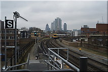 TQ3383 : View of a London Overground train rounding the corner into Hoxton station #2 by Robert Lamb