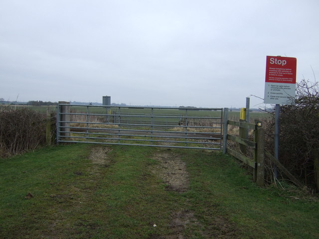 Level crossing, Leconfield Low Parks © JThomas cc-by-sa/2.0 :: Geograph ...