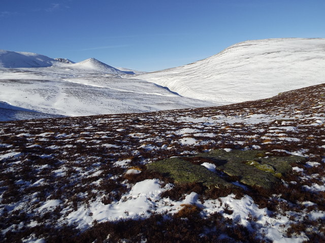 Shallow coire to the north of An t-Sron