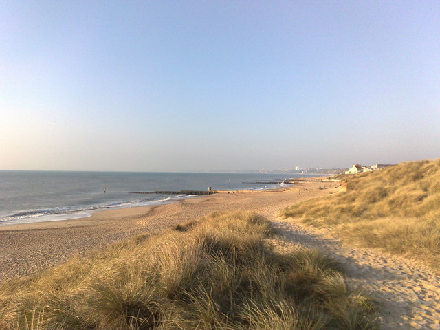 Bournemouth: beach between Hengistbury Head and Southbourne