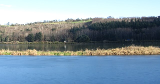 The Middlebank embankment separating the Newry Canal from the Newry River