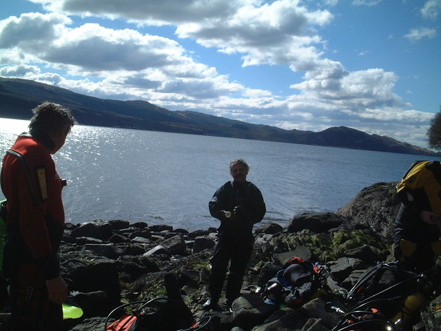 Divers on the shore at An Oigeach