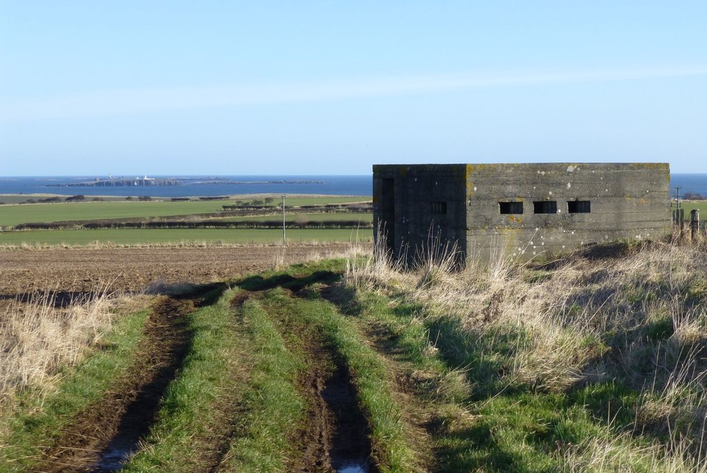 WW2 Pill box © Russel Wills cc-by-sa/2.0 :: Geograph Britain and Ireland