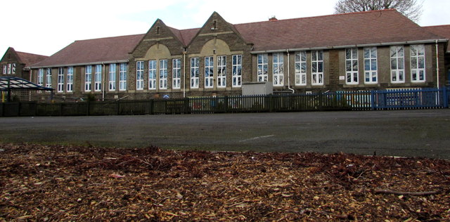 West side of Pontarddulais Primary... © Jaggery cc-by-sa/2.0 ...