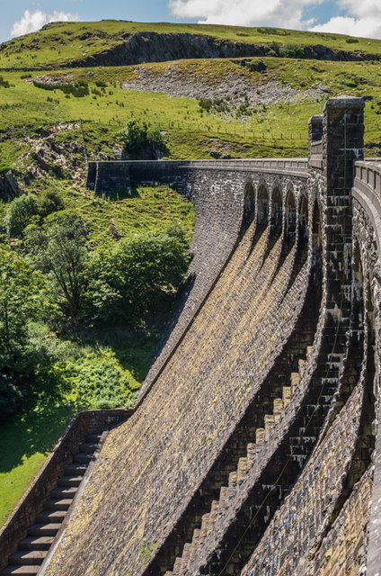 Claerwen Dam © Ian Capper cc-by-sa/2.0 :: Geograph Britain and Ireland