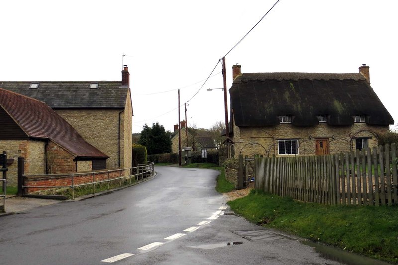 Thame Road in Piddington © Steve Daniels ccbysa/2.0 Geograph Britain and Ireland