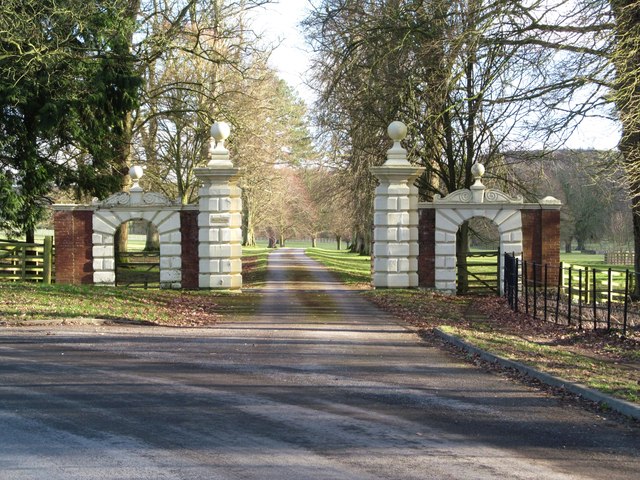 Entrance gates to Place Newton © Gordon Hatton cc-by-sa/2.0 :: Geograph ...