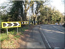 TQ1995 : Borehamwood: A411 Barnet Lane chevrons at Deacons Hill by Nigel Cox