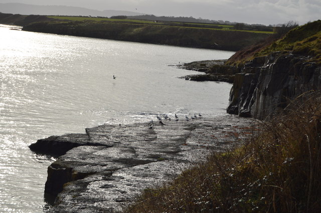 Rock shelf © N Chadwick cc-by-sa/2.0 :: Geograph Britain and Ireland