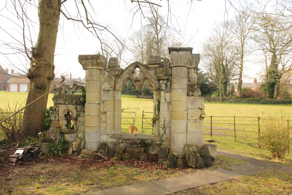 Gothic folly at the Priory © Richard Croft ccbysa/2.0 Geograph