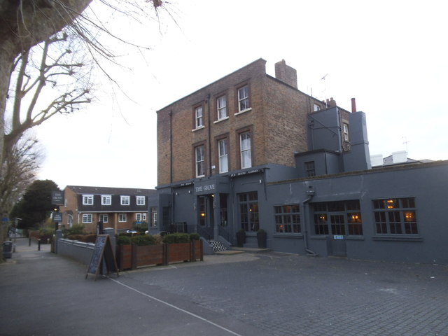 The Grove pub, Surbiton © David Howard cc-by-sa/2.0 :: Geograph Britain ...