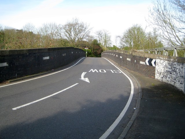 Watford Heath: Narrow bridge to Oxhey Road
