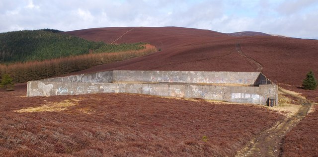 Remains of a reservoir, Kirnie Law