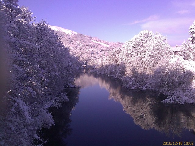 Snowy picture looking up River Taff from bridge