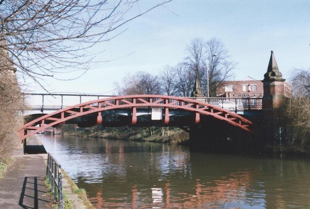 Upperton Road Bridge crosses the Grand Union Canal