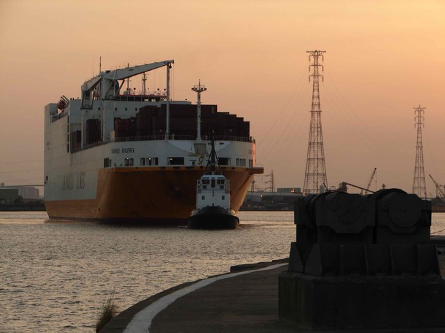 The Grande Nigeria approaches Tilbury Lock