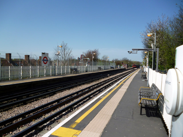 east-acton-station-central-line-dr-neil-clifton-geograph-britain